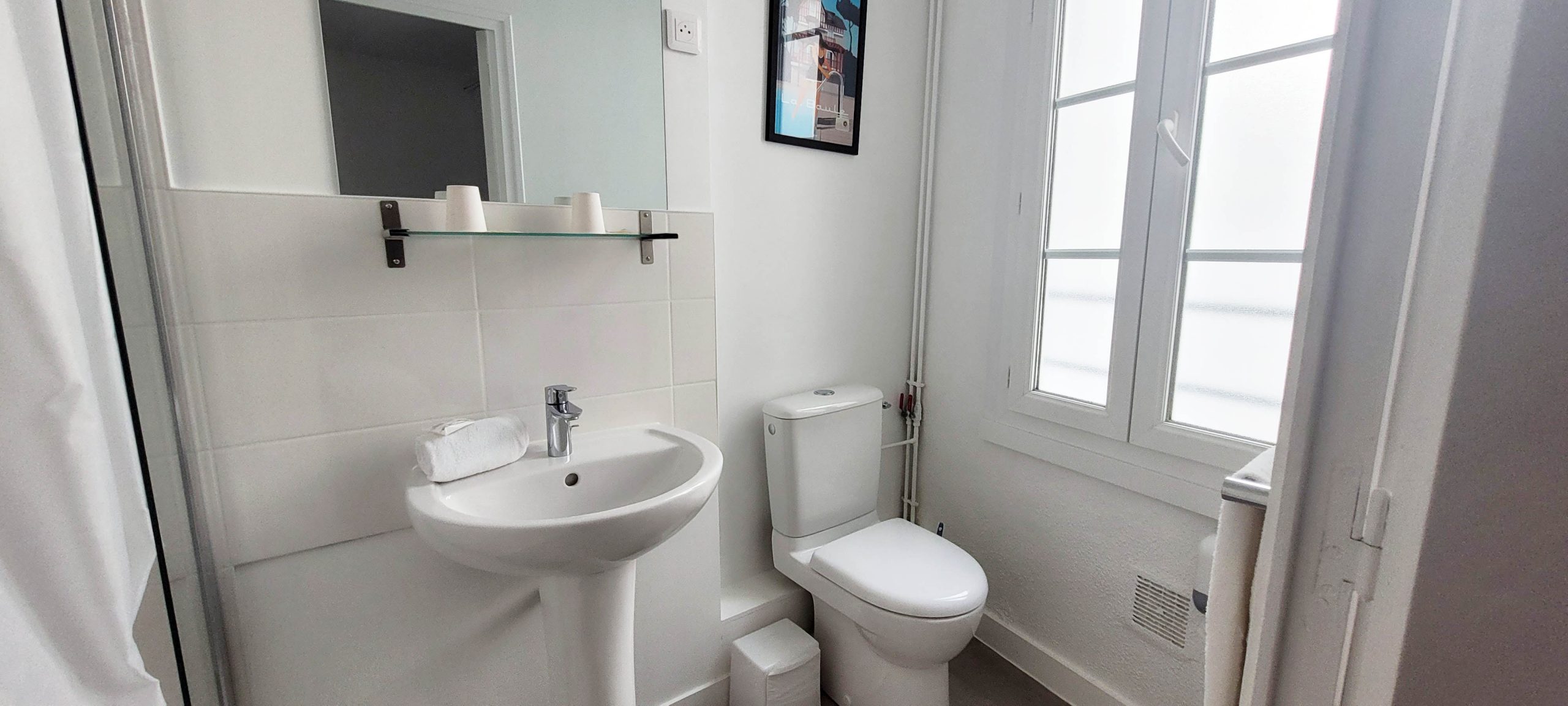 Chambre Double Confort avec Salle de Douche et WC Privatifs